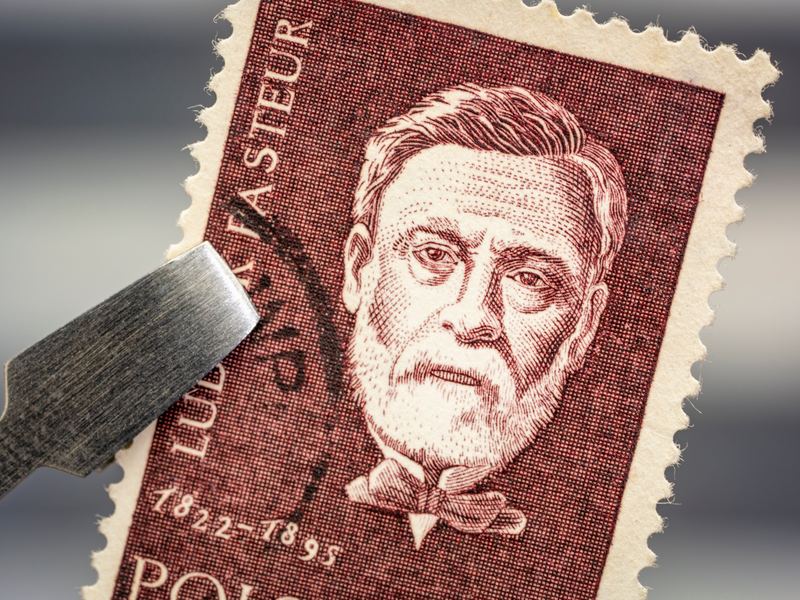 Oude postzegel vastgehouden met een pincet