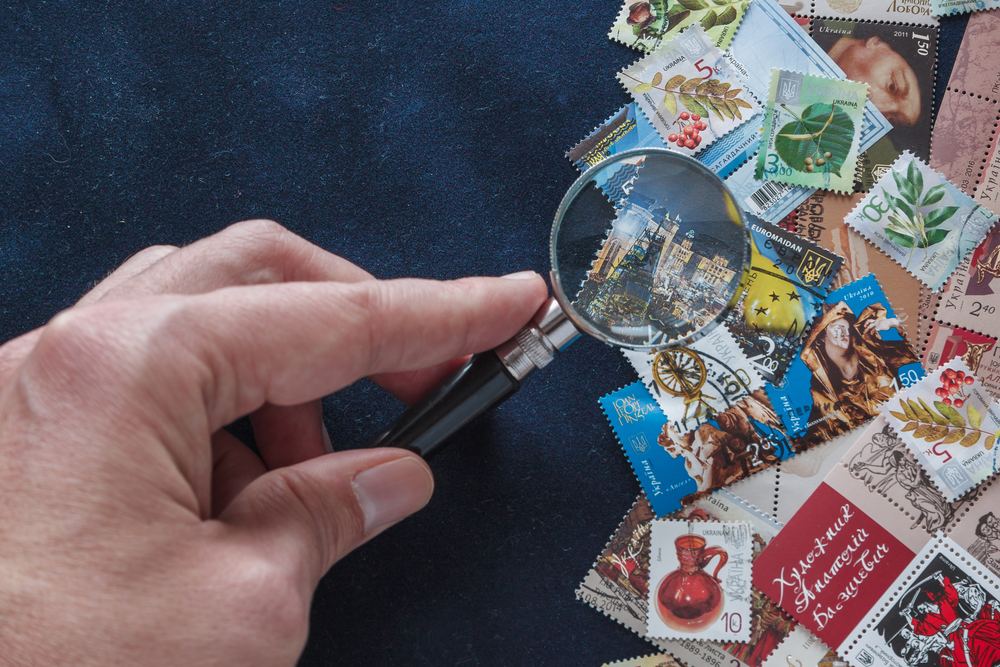 Postzegels bekijken onder een vergrootglas
